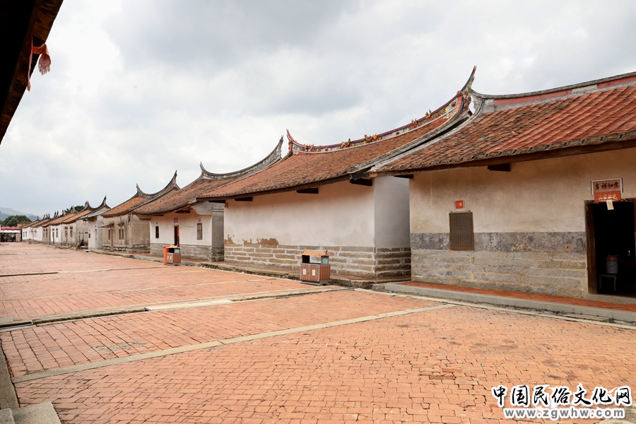 东园镇埭美古村是漳州市现存最大、保存最完整的古民居建筑群,古厝成轴对称排列,房子格局大小一模一样,被誉为“闽南第一村”。人民网 谢小姿摄